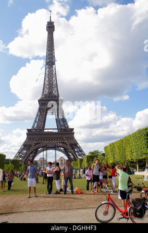 Paris Frankreich, Europa, Frankreich, 7. Arrondissement, Parc du Champs de Mars, Avenue Joseph Bouvard, Eiffelturm, Posen, Nehmen, Familie Familien Eltern Eltern ch Stockfoto