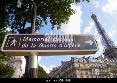 Paris Frankreich,7. Arrondissement,Quai Branly,Schild,Memorial National de la Guerre d'Algerie,National Memorial of the war in Algeria,Eiffelturm,Frankreich1 Stockfoto