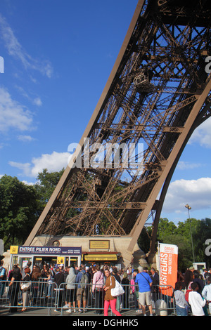 Paris Frankreich,7. Arrondissement,Eiffelturm,Basis,Bein,Säule,Schlange,Linie,Frankreich130819147 Stockfoto