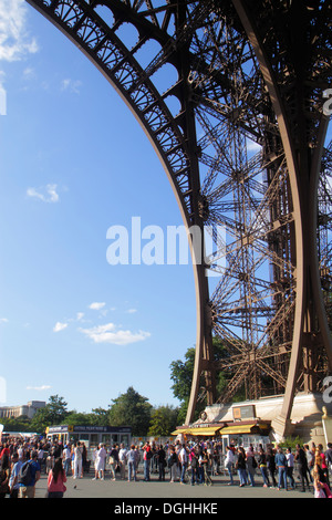 Paris Frankreich,7. Arrondissement,Eiffelturm,Basis,Bein,Säule,Schlange,Linie,Frankreich130819149 Stockfoto