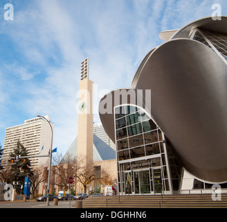 Ein Blick auf die Art Gallery of Alberta (AGA) und Edmonton City Hall auf Sir Winston Churchill Square in Edmonton, Alberta, Kanada. Stockfoto