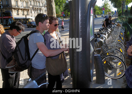 Paris Frankreich, 7. Arrondissement, Quai Branly, Velib-Fahrradverleihsystem, Bahnhof, Fahrradverleih, Männer, Männer, Erwachsene, Erwachsene, Frauen, Kiosk, Selbstversorger Stockfoto