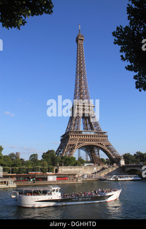 Paris Frankreich, Europa, Frankreich, Wasser auf der seine, Pont d'Iéna, Jenaer Brücke, Eiffelturm, Bateau Mouche, Kreuzfahrtboot, Blick auf das linke Ufer, Besucher reisen auf Reisen Stockfoto