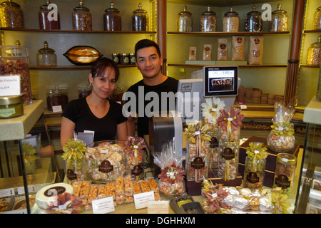 Paris Frankreich, 8. Arrondissement, Place Alma, La Pistacherie, Gourmet-Süßigkeiten, Obst Nüsse, Verkaufsmarken, Verkauf, Mitarbeiter Arbeiter arbeiten Staf Stockfoto