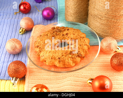 Weihnachtskuchen mit Vintage Flasche und Weihnachten Kugeln Stockfoto