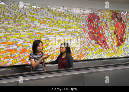 Paris Frankreich,5. Arrondissement,Cluny La Sorbonne Station Linie 10,U-Bahn,Zug,beweglicher Fußweg,Mosaik,Kunst,Wandbild,asiatischer Erwachsener,Erwachsene,Frau weibliche Frauen,f Stockfoto