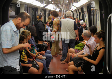 Paris Frankreich, Europa, Frankreich, 4. Arrondissement, U-Bahn-Station Hôtel de Ville, Linie 1, U-Bahn, Zug, öffentlicher Nahverkehr, Bahnsteig, Fahrgäste werden befreit Stockfoto