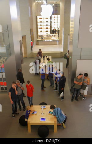 Paris Frankreich,1. Arrondissement,Carrousel Carousel du Louvre U-Bahn-Einkaufszentrum,Apple Store,iPad,Showroom,innen,Kunden,France130820104 Stockfoto