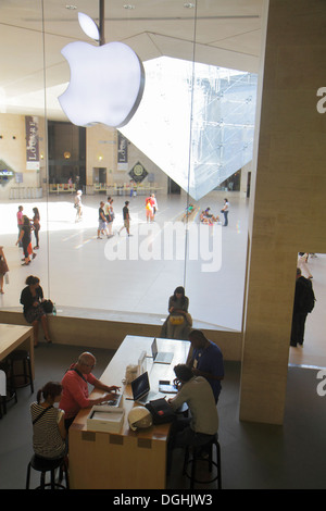 Paris Frankreich,1. Arrondissement,Carrousel Carousel du Louvre U-Bahn-Einkaufszentrum,Apple Store,iPad,Showroom,innen,Kunden,France130820106 Stockfoto