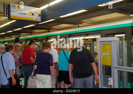 Paris Frankreich, 4. Arrondissement, U-Bahn-Station Hôtel de Ville, Linie 1, U-Bahn, Zug, Bahnsteig, Boarding, Passagiere Fahrer, Fahrer, Linie, Schlange Stockfoto