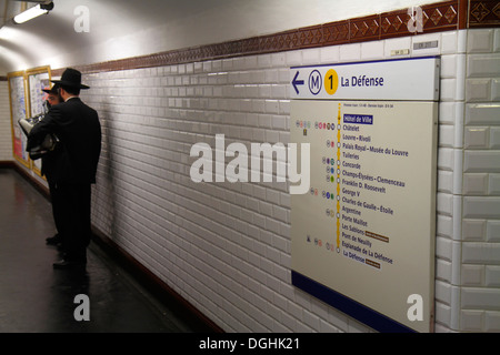 Paris Frankreich, Europa, Frankreich, 4. Arrondissement, U-Bahn-Station Hôtel de Ville, Linie 1, U-Bahn, Zug, öffentliche Verkehrsmittel, Schild, Logo, Wegbeschreibungen, Autobahn Rout Stockfoto
