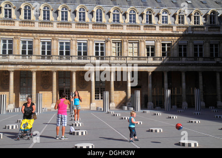 Paris Frankreich, Europa, Frankreich, 1. Arrondissement, Palacio Real de París, Königspalast, Daniel Buren, Kunstwerk Les Deux Plateaus, Les Colonnes de Bure Stockfoto