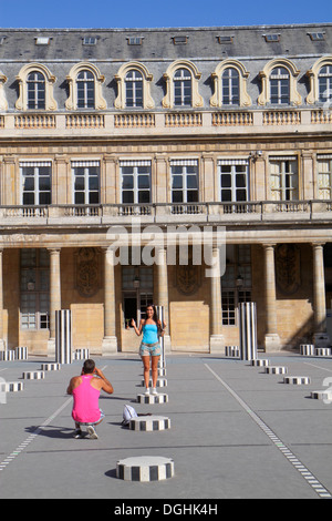 Paris Frankreich, 1. Arrondissement, Palacio Real de París, Königspalast, Daniel Buren Kunstwerk Les Deux Plateaus, Les Colonnes de Buren, Innenhof, man men ma Stockfoto