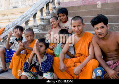 Eine Gruppe von jungen, darunter buddhistische Mönche sind entspannend auf ihren Tempel auf der Insel Koh Paen, Kompong Cham, Kambodscha. Stockfoto