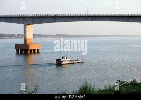 Ein Boot wird unter die Japanese Friendship Bridge, von Japan, am Mekong in Kampong Cham, Kambodscha gespendet. Stockfoto