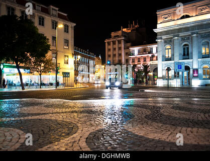 Wellenmuster in das Kopfsteinpflaster vor dem nationalen Theater Dona Maria auf dem Rossio-Platz oder Praça Dom Pedro Stockfoto