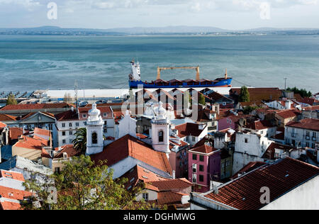 Blick vom Miradouro Santa Luzia in Stadtteil Alfama auf Tagus Fluss, Lissabon, Portugal, Europa Stockfoto