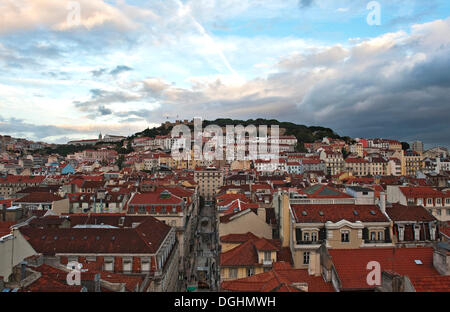 Blick von der Bergstation des Liftes Elevador de Santa Justa Stadtteil Baixa auf der Schlossberg mit der Burg Castelo Stockfoto