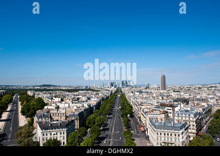 Blick vom Arc de Triomphe über die Avenue De La Grande Armée, das Viertel La Défense, Paris, Ile de France region Stockfoto