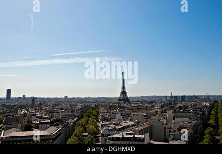 Blick vom Arc de Triomphe auf den Eiffelturm und die Dächer von Paris, Ile de Frankreich Region, Frankreich, Europa Stockfoto