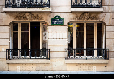 Aufbau der Fassade an der Rue Saint-Louis En l ' Ile auf der Ile de Saint Louis, Paris, Ile de France Region, Frankreich, Europa Stockfoto