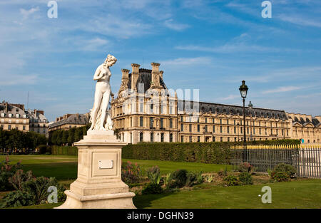 Jardins des Tuileries, Jardin des Tuileries, Louvre, Musée des Arts Decoratifs Museum, Paris, Ile de France Region, Frankreich, Europa Stockfoto