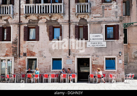 Terrasse eines Cafés auf dem Campo San Silvestro, S. Polo Viertel, Venedig, Veneto, Italien, Europa Stockfoto