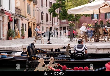 Gondolieri warten auf Kunden, Venedig, Veneto, Italien, Europa Stockfoto