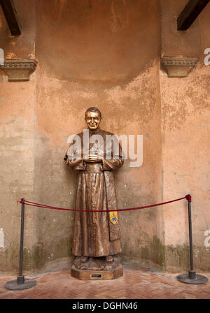 Statue von Papst John Paul I, ehemals Albino Luciani, vor der Kathedrale Santa Maria Assunta auf Torcello in Insel der Stockfoto