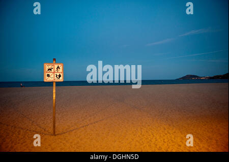 Strand von Argelès Sur Mer in der Nacht auf der Rückseite der Pyrenäen Gebirge, Languedoc-Roussillon, Südfrankreich, Frankreich, Europa Stockfoto