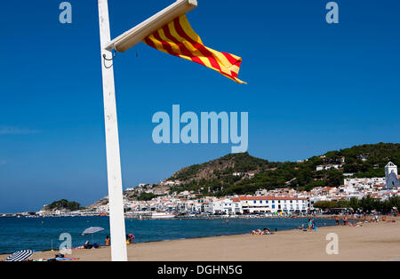 Katalanische Flagge am Strand von Port De La Selva, Puerto De La Selva, Costa Brava, Katalonien, Spanien, Europa Stockfoto