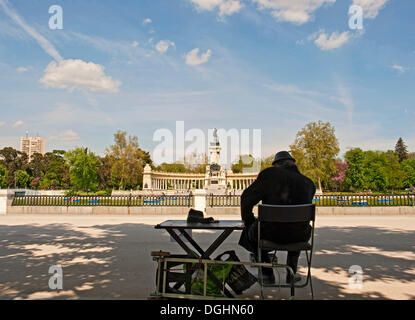 Outdoor-Schuster, Parque del Retiro, vor dem Estanque, Denkmal für König Alfonso XII. im Rücken, Madrid, Spanien, Europa Stockfoto