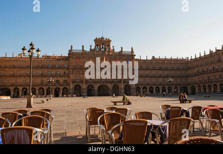 Die Plaza Mayor, Barock, erbaut im Jahre 1755 von dem Architekten Alberto de Churriguera, Salamanca, alt-Kastilien, Kastilien-León, Spanien Stockfoto