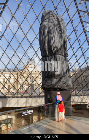 Paris Frankreich,1. Arrondissement,Louvre Kunstmuseum,Musée du Louvre Palast,innen,Pyramide,Skulptur,Muslim,Erwachsene,Erwachsene,weibliche Frauen,Motte Stockfoto