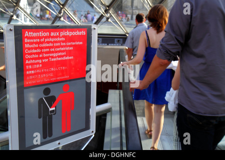 Paris Frankreich,1. Arrondissement,Louvre Kunstmuseum,Musée du Louvre Palace,innen,Schild,Warnung,Vorsicht Taschendiebe,mehrere Sprachen,zweisprachig, Stockfoto