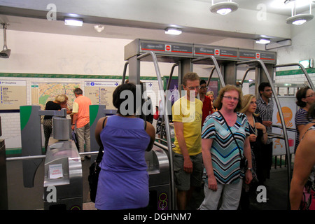 Paris Frankreich, 11. Arrondissement, Palais Royal - U-Bahn-Station Musée du Louvre Linie 1 2 6 9, U-Bahn, Zug, Fahrer, Passagiere Fahrer, Mann m Stockfoto