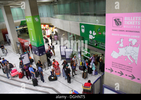 Paris Frankreich, Europa, Frankreich, CDG, Flughafen Charles de Gaulle, Ticketbüro, Zug, RER, Metro, SNCF, RATP, Linie, Schlange, Passagiere Fahrer, Besucher Stockfoto