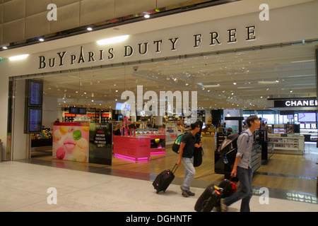 Paris Frankreich, Europa, Frankreich, CDG, Flughafen Charles de Gaulle, Terminal, Gate, Shopping Shopper Shopper shoppen shoppen shoppen Geschäfte Markt Märkte Marktplatz kaufen verkaufen, Stockfoto