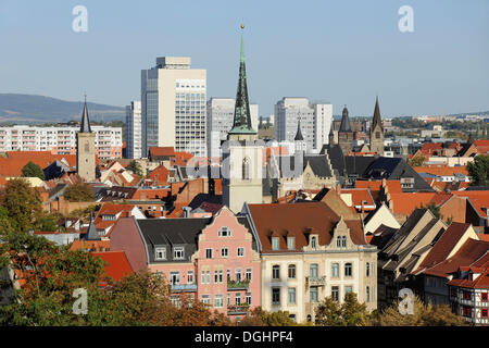 Stadtzentrum von Erfurt, Turm der All Saints Church an Front, Rathaus auf der rechten, Erfurt, Thüringen, Deutschland Stockfoto