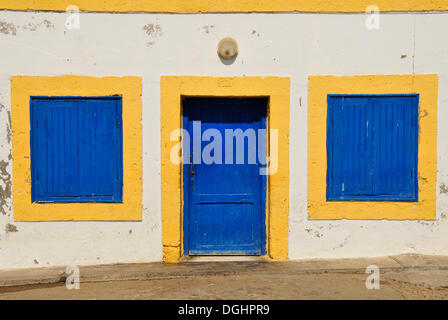 Typische weiße Fassade mit blauen Fenstern und Türen, Essaouira, Marokko, Afrika Stockfoto