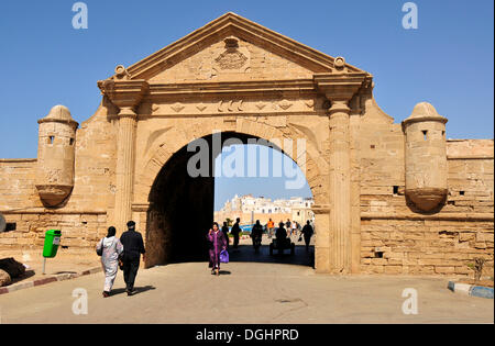 Tor in der Mauer der alten Stadt von Essaouira, Marokko, Afrika Stockfoto