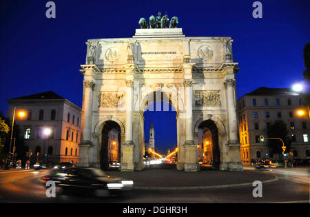 Siegestor Triumphbogen vom Architekten Friedrich von Gaertner, 1852, am Abend, München, Bayern Stockfoto