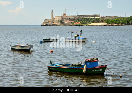 Angelboote/Fischerboote auf dem Vorplatz des Malecon in Havanna, Kuba, Karibik Stockfoto