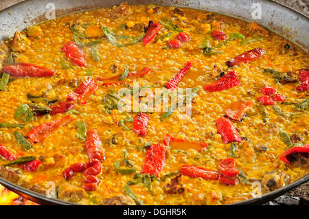 Paella, spanischen Reisgericht mit Huhn, Bohnen und Paprika, Altea, Costa Blanca, Spanien, Europa Stockfoto