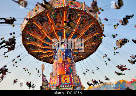 Kettenkarussell oder Kette Karussell "Wellenflug", Oktoberfest, München, Bayern Stockfoto