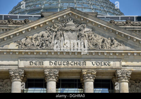 Reichstagsgebäude mit dem Schriftzug "Dem Deutschen Volke", Deutsch für "an das deutsche Volk", Regierungsviertel, Berlin Stockfoto