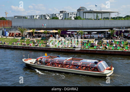 Ausflugsschiff auf der Spree, Reichstagsufer, Flussufer des Reichstags, Spreebogen, biegen in die Spree Stockfoto