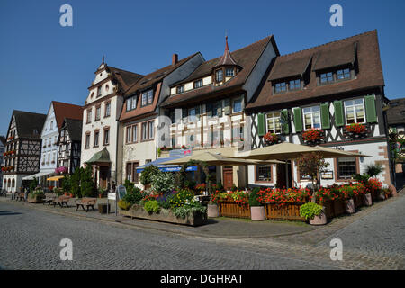 Fassaden der Fachwerkhäuser im historischen Bezirk von Gengenbach, in der Nähe von Offenburg, Schwarzwald, Baden-Württemberg Stockfoto