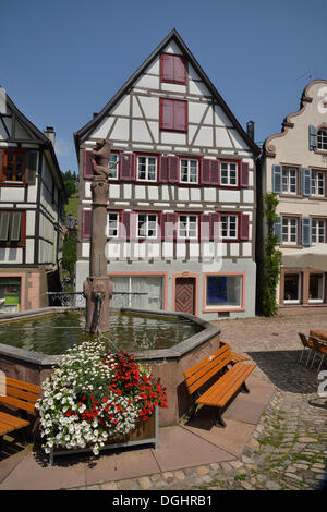 Denkmalgeschützte Fassaden der Fachwerkhäuser und den Stadtbrunnen Brunnen auf dem Marktplatz Platz, Schiltach Stockfoto