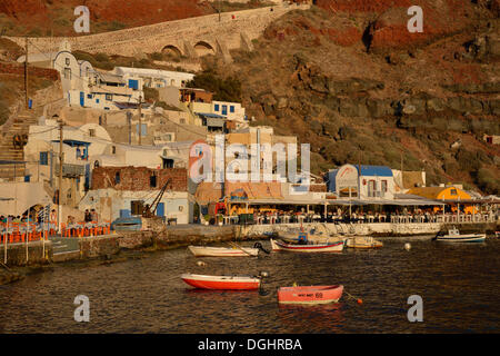 Angelboote/Fischerboote im Hafen von Ammoúdi, Ammoúdi Bay in der Nähe von Oia, Insel Santorini, Cyclades, Griechisch, Griechenland, Europa Stockfoto